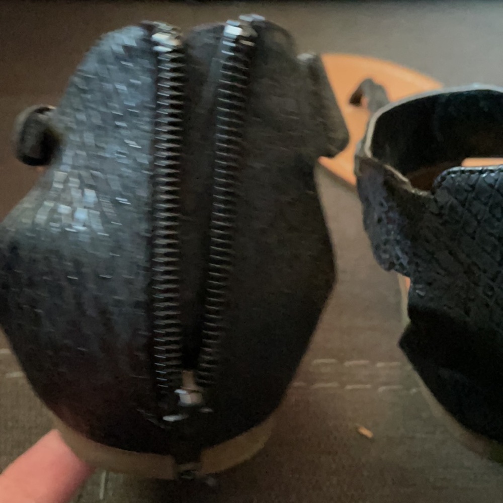 GUESS Sandals - Picture 13 of 16